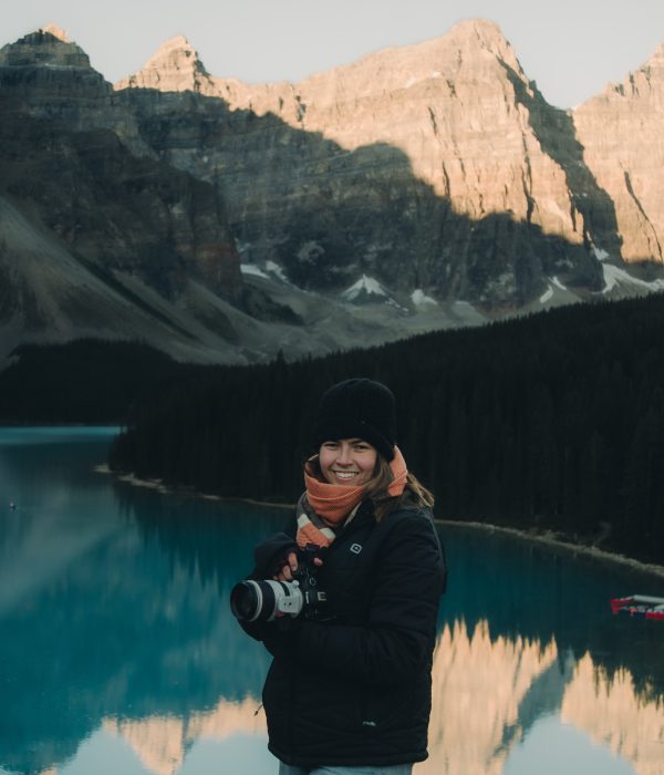 elopement-photographer-moraine-lake-fall